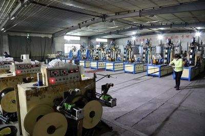 六十三團(tuán)涉農(nóng)企業(yè)開足馬力忙生產(chǎn)，旅客票務(wù)代理業(yè)務(wù)同步推進(jìn)